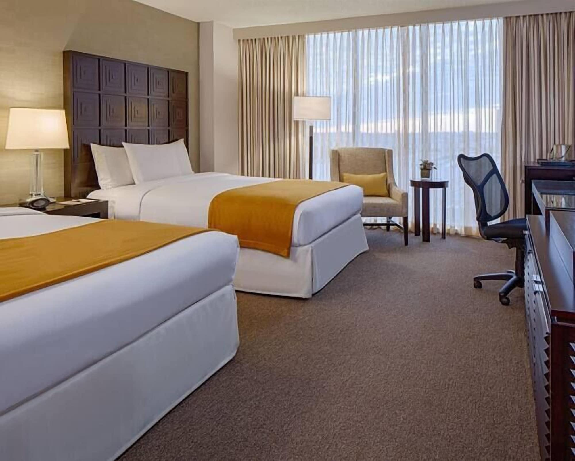 Doubletree By Hilton Hotel Houston Greenway Plaza Bagian luar foto