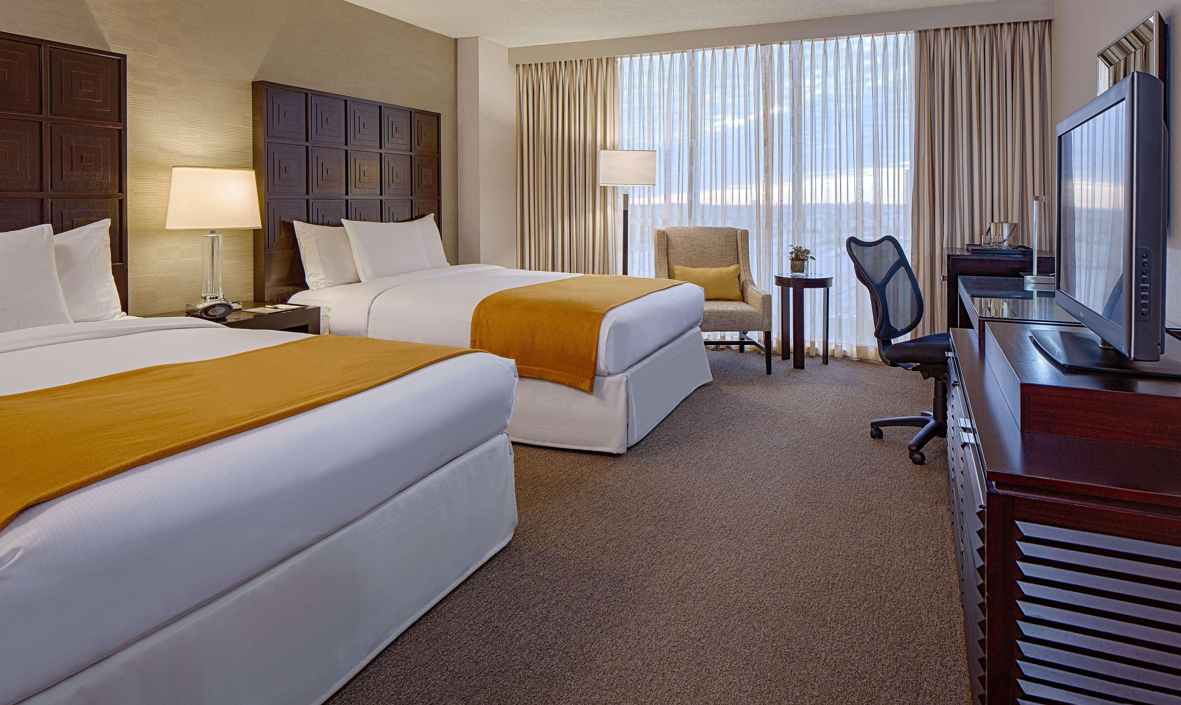 Doubletree By Hilton Hotel Houston Greenway Plaza Bagian luar foto