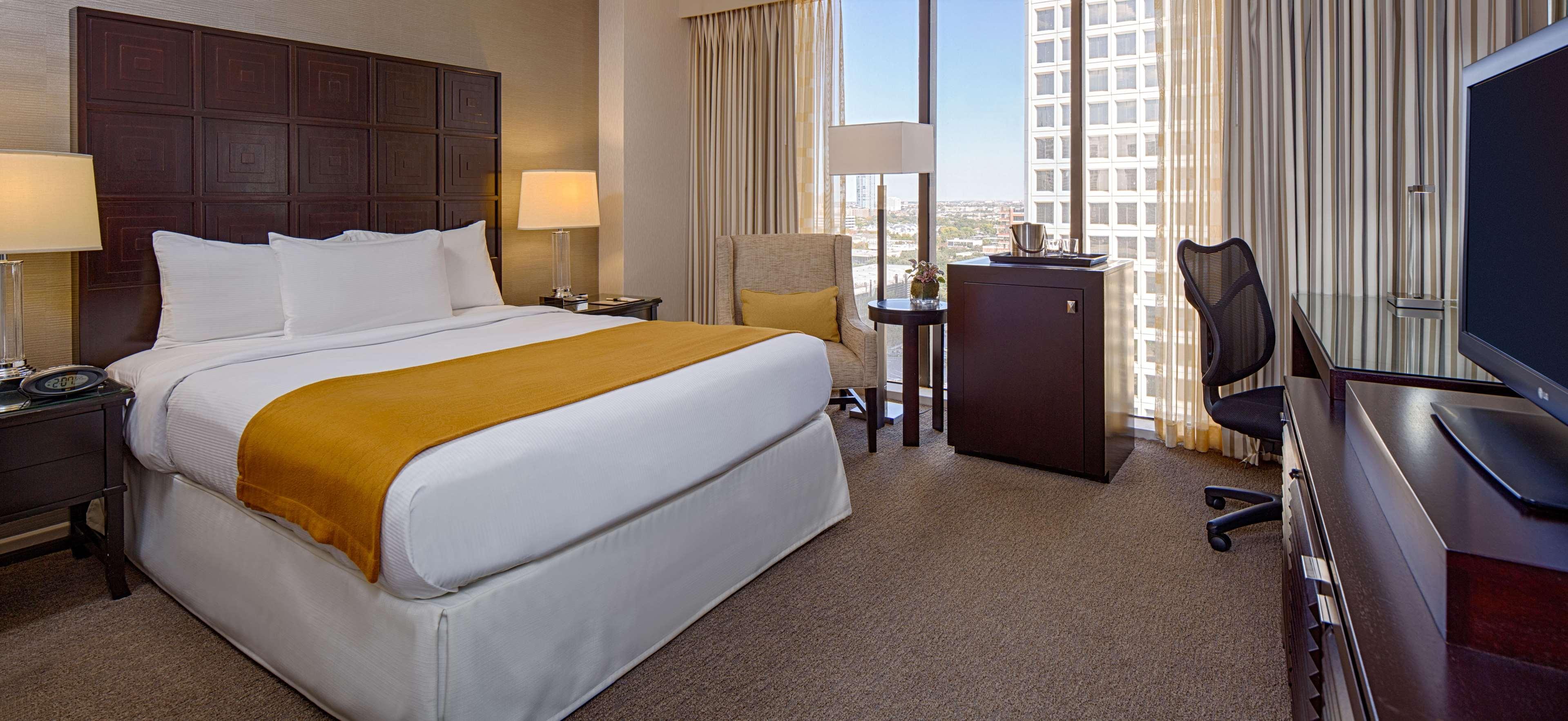 Doubletree By Hilton Hotel Houston Greenway Plaza Bagian luar foto