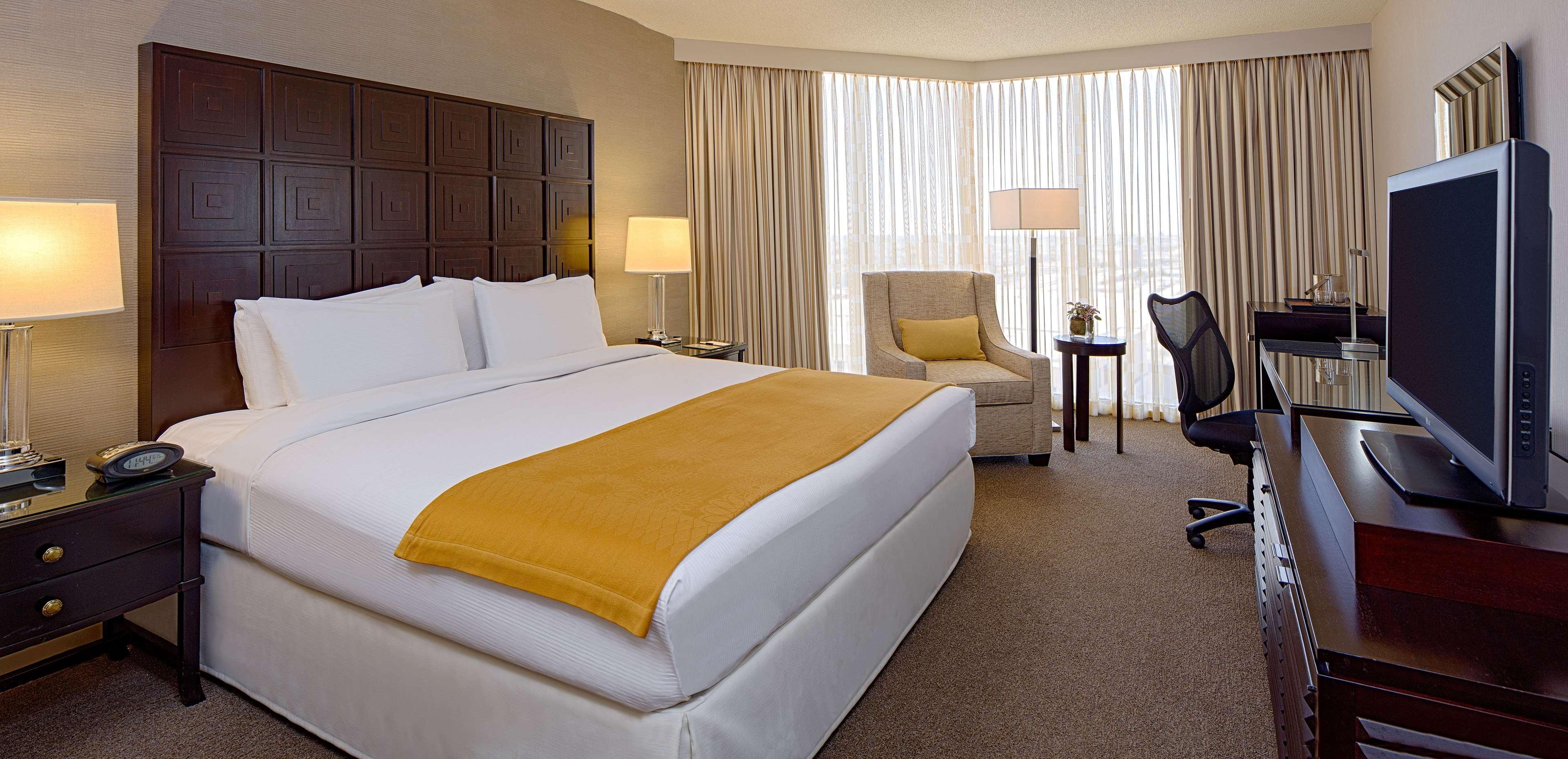 Doubletree By Hilton Hotel Houston Greenway Plaza Bagian luar foto