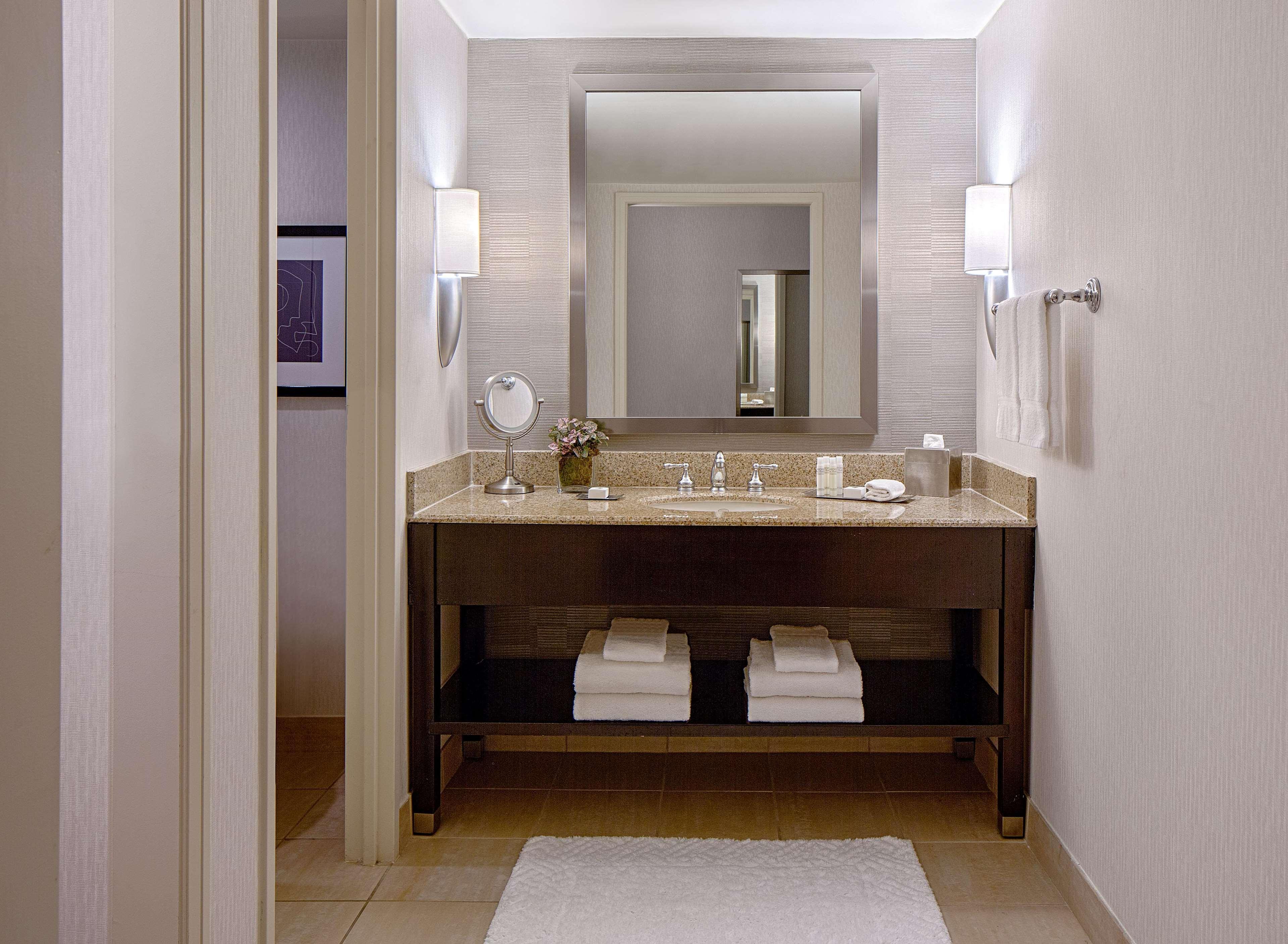 Doubletree By Hilton Hotel Houston Greenway Plaza Bagian luar foto