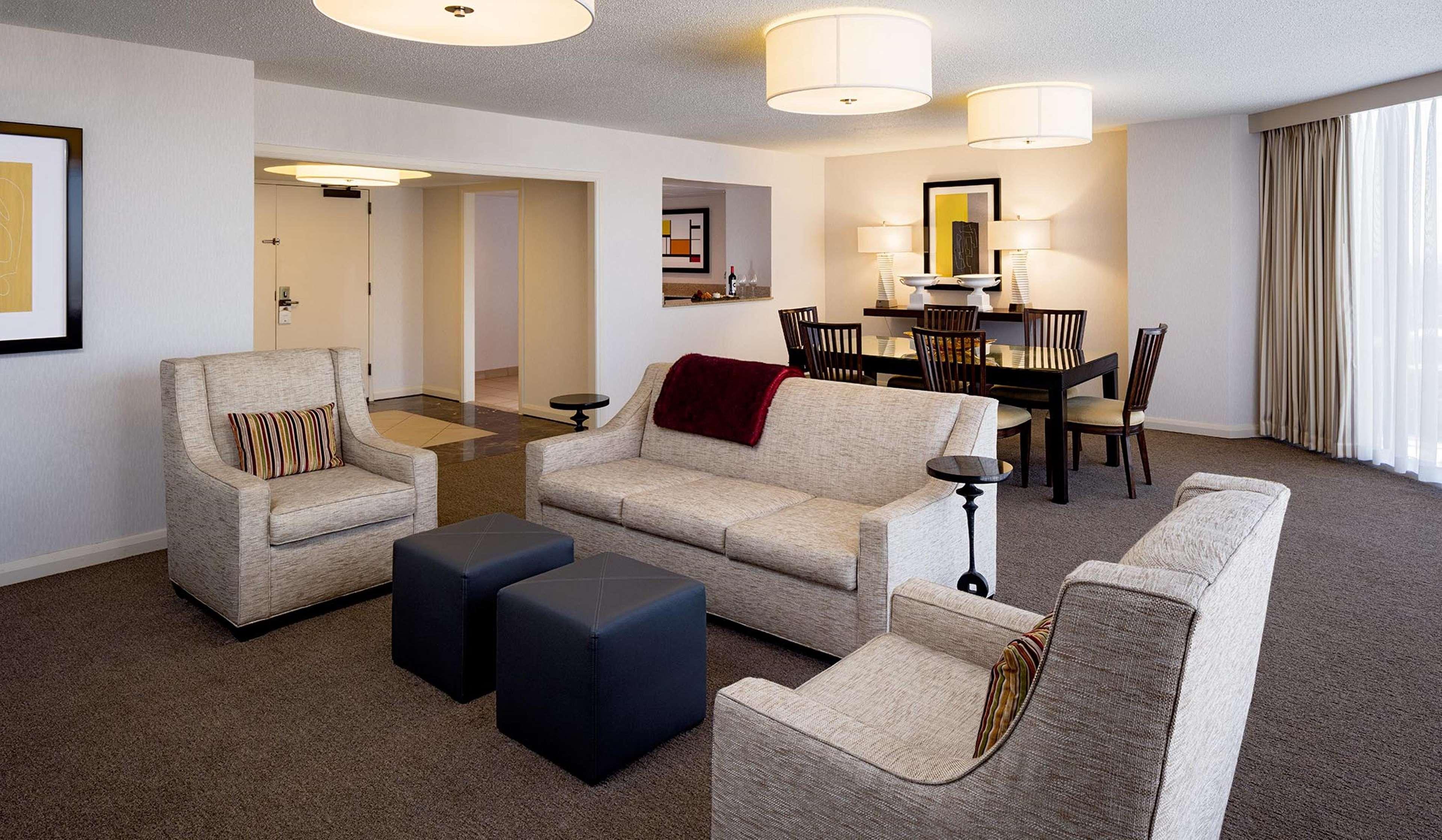 Doubletree By Hilton Hotel Houston Greenway Plaza Bagian luar foto
