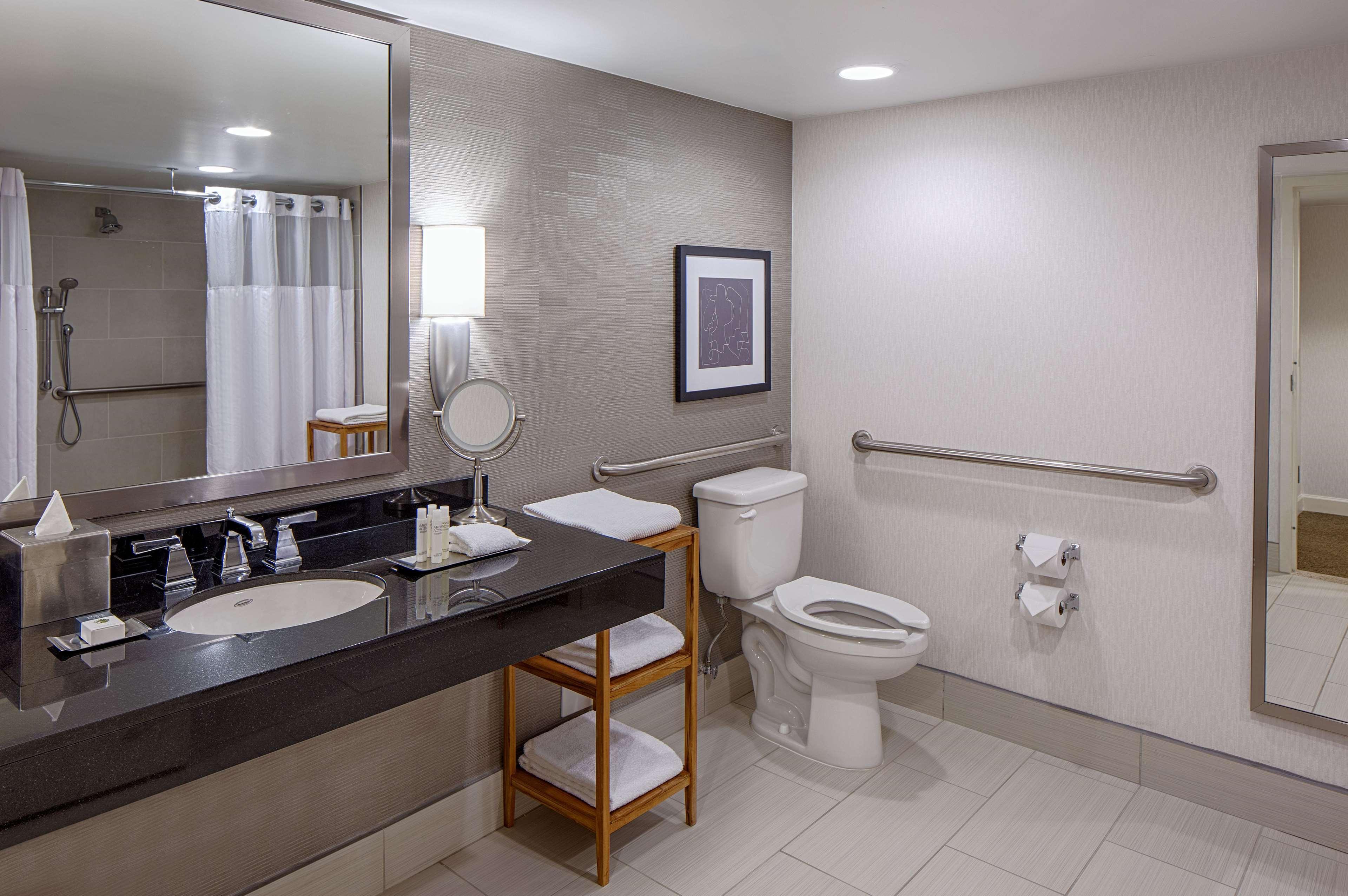 Doubletree By Hilton Hotel Houston Greenway Plaza Bagian luar foto