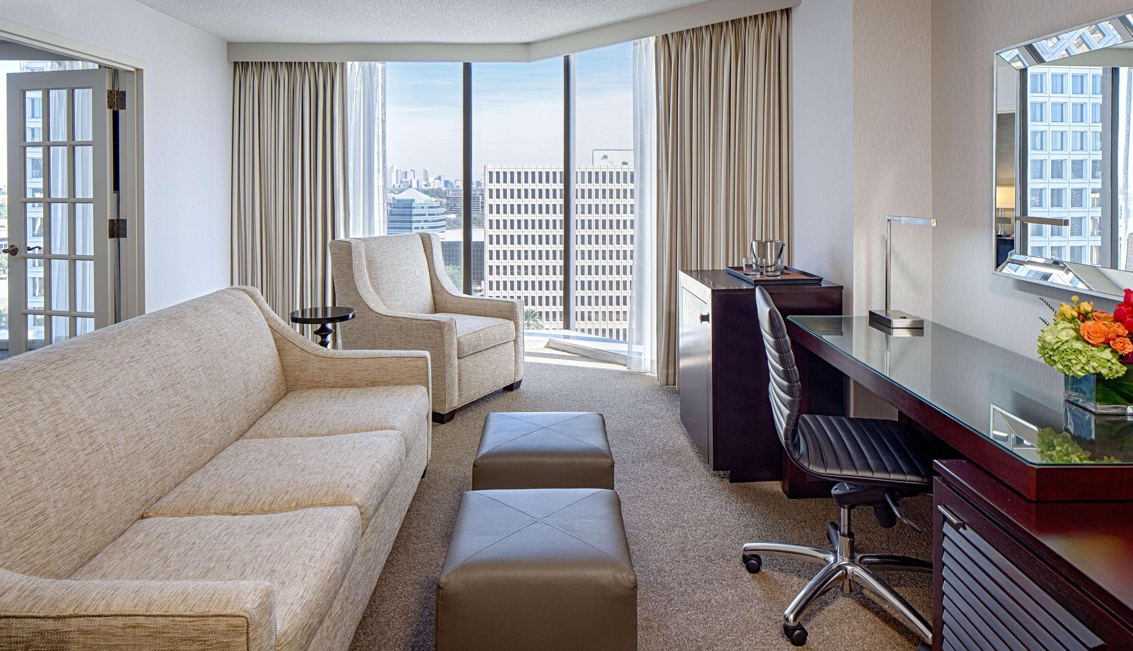 Doubletree By Hilton Hotel Houston Greenway Plaza Bagian luar foto