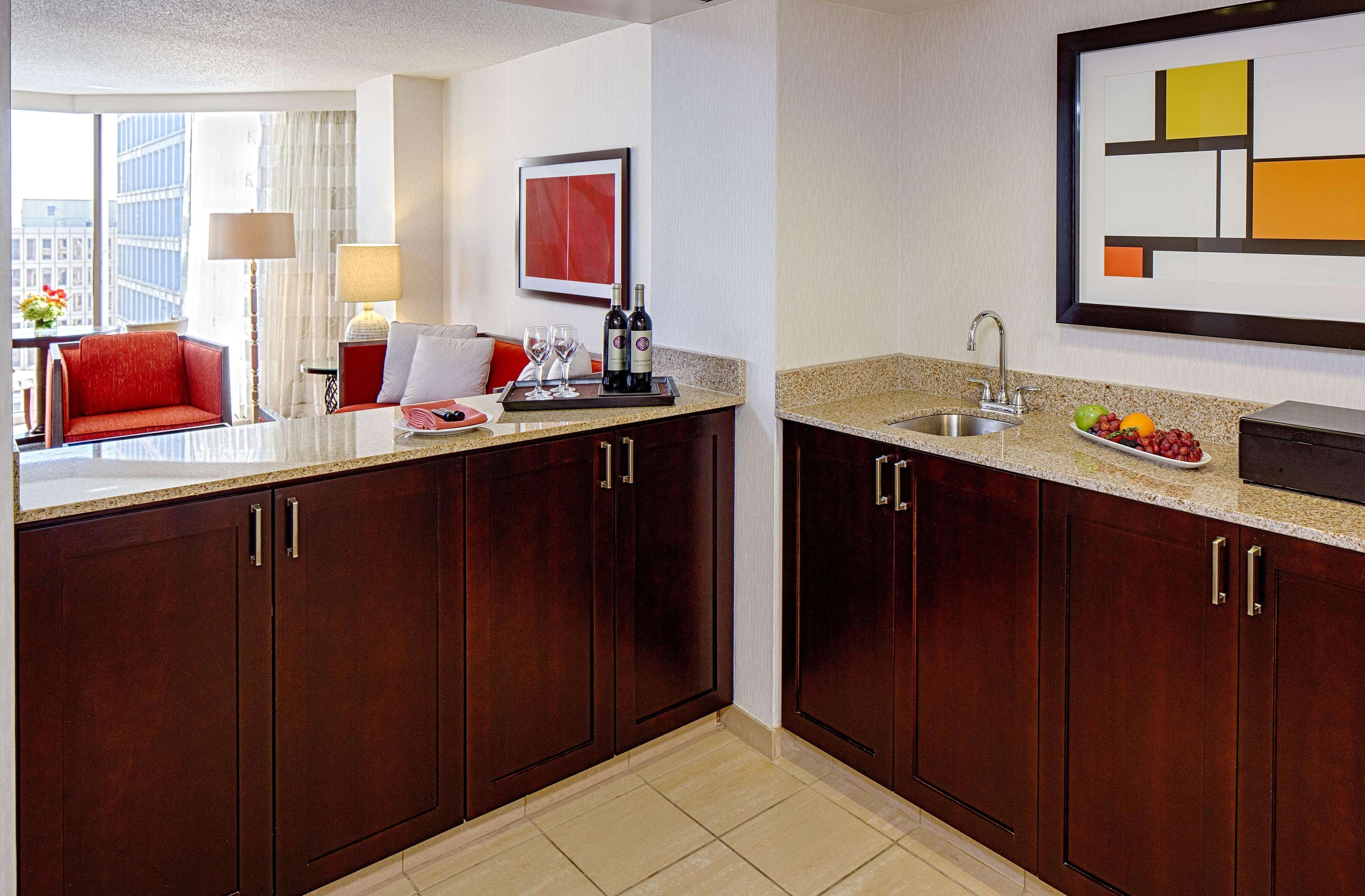 Doubletree By Hilton Hotel Houston Greenway Plaza Bagian luar foto