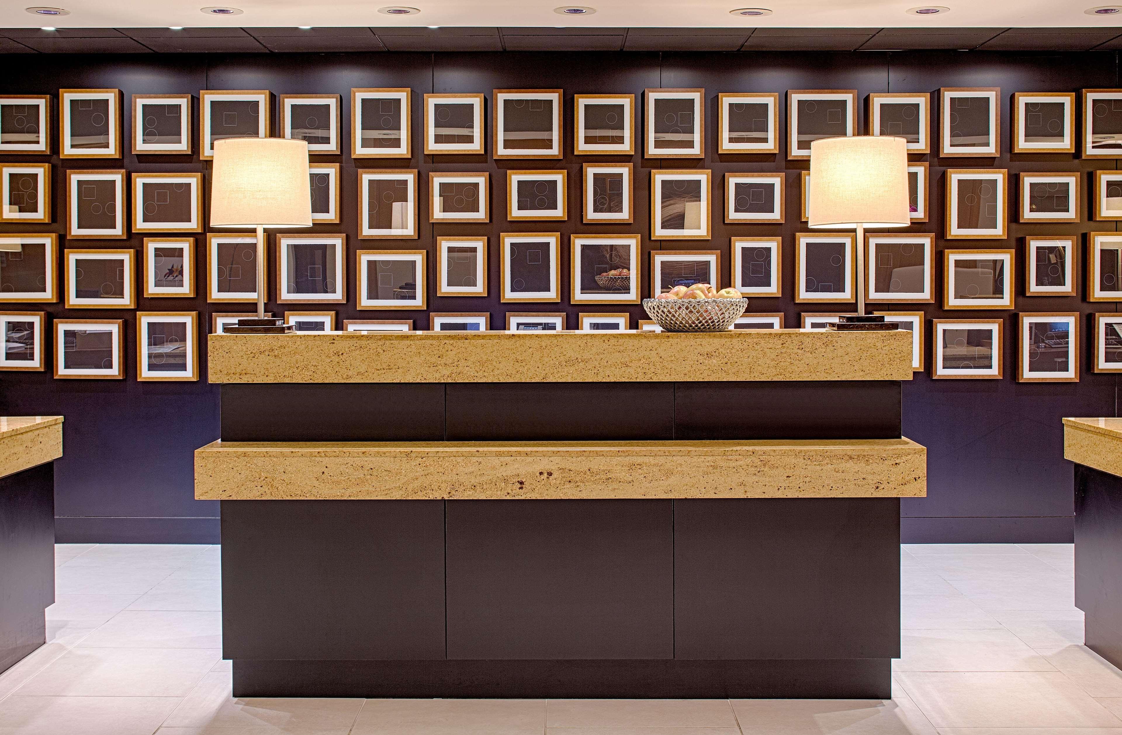 Doubletree By Hilton Hotel Houston Greenway Plaza Bagian luar foto
