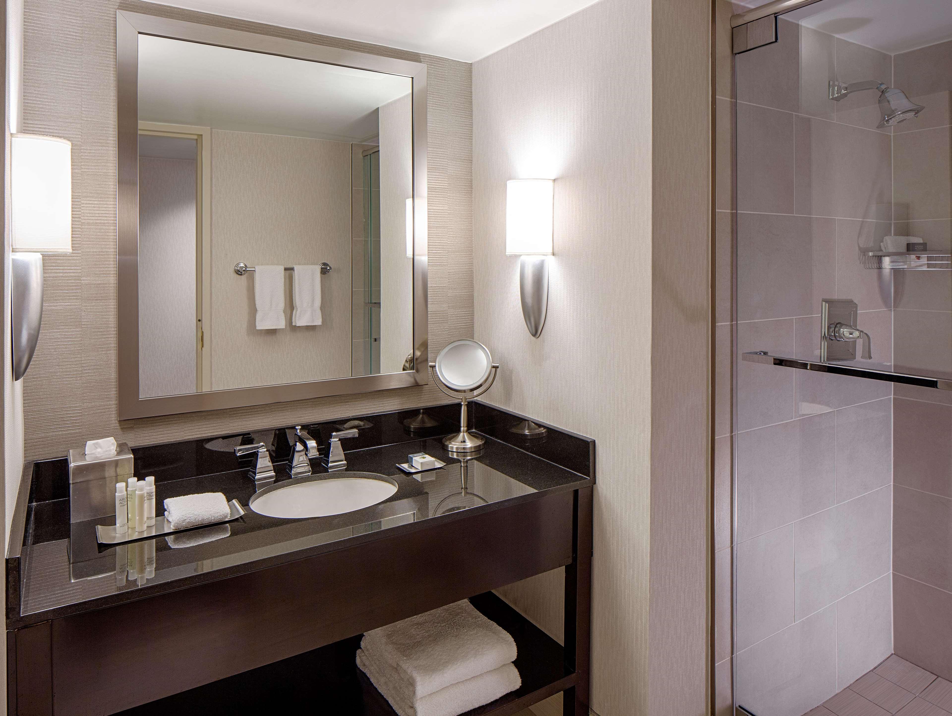 Doubletree By Hilton Hotel Houston Greenway Plaza Bagian luar foto