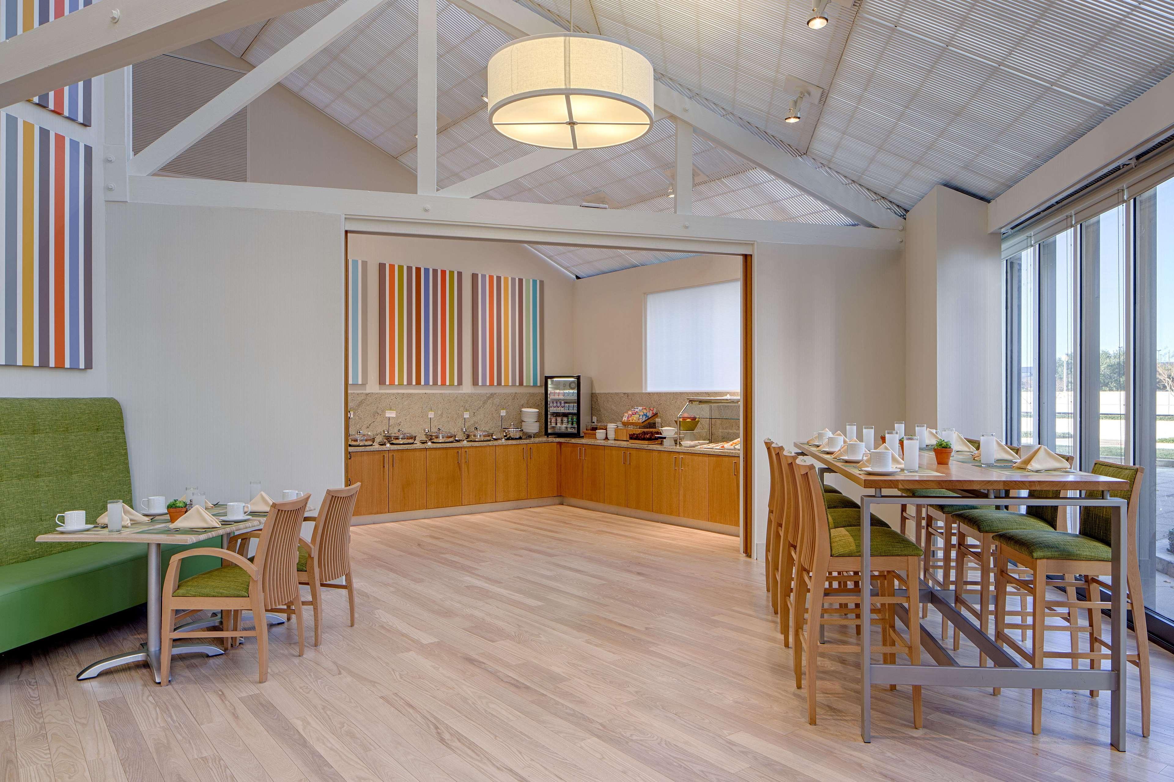 Doubletree By Hilton Hotel Houston Greenway Plaza Bagian luar foto