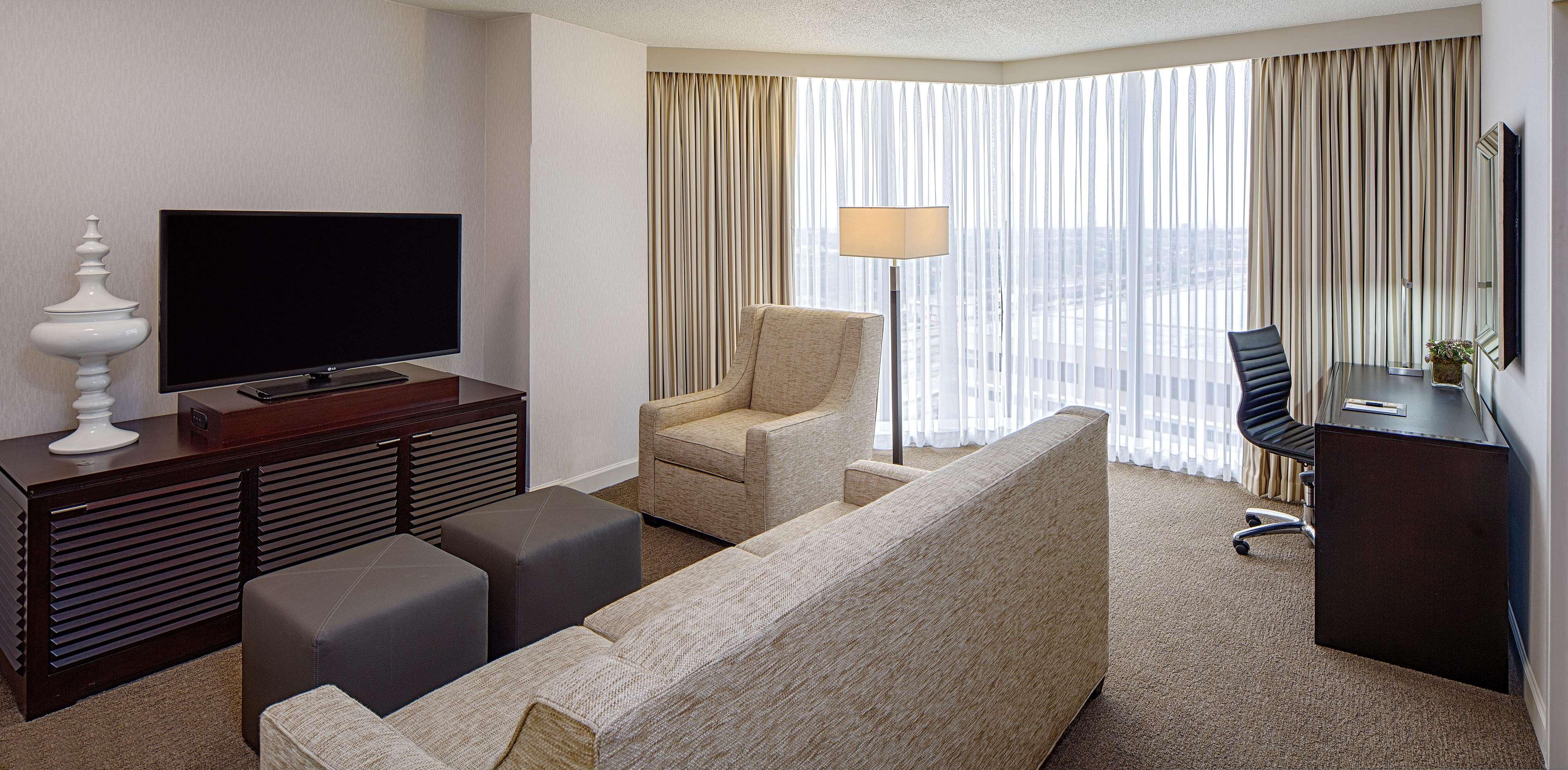 Doubletree By Hilton Hotel Houston Greenway Plaza Bagian luar foto
