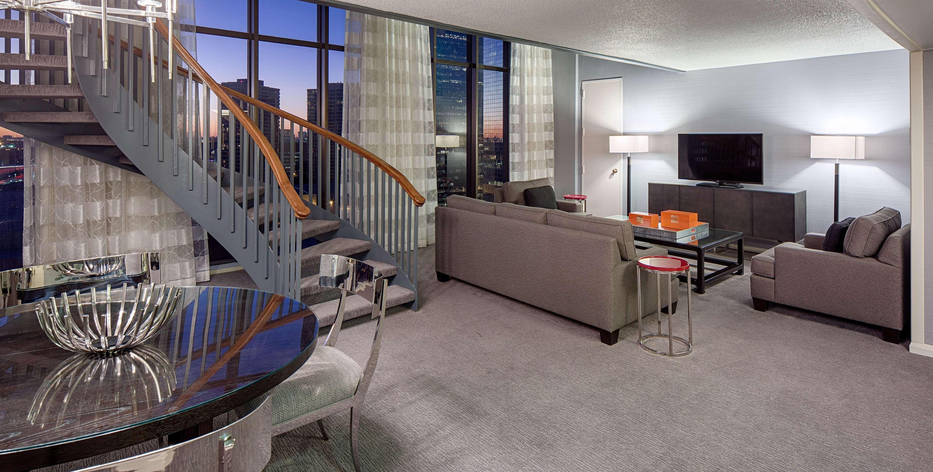 Doubletree By Hilton Hotel Houston Greenway Plaza Bagian luar foto