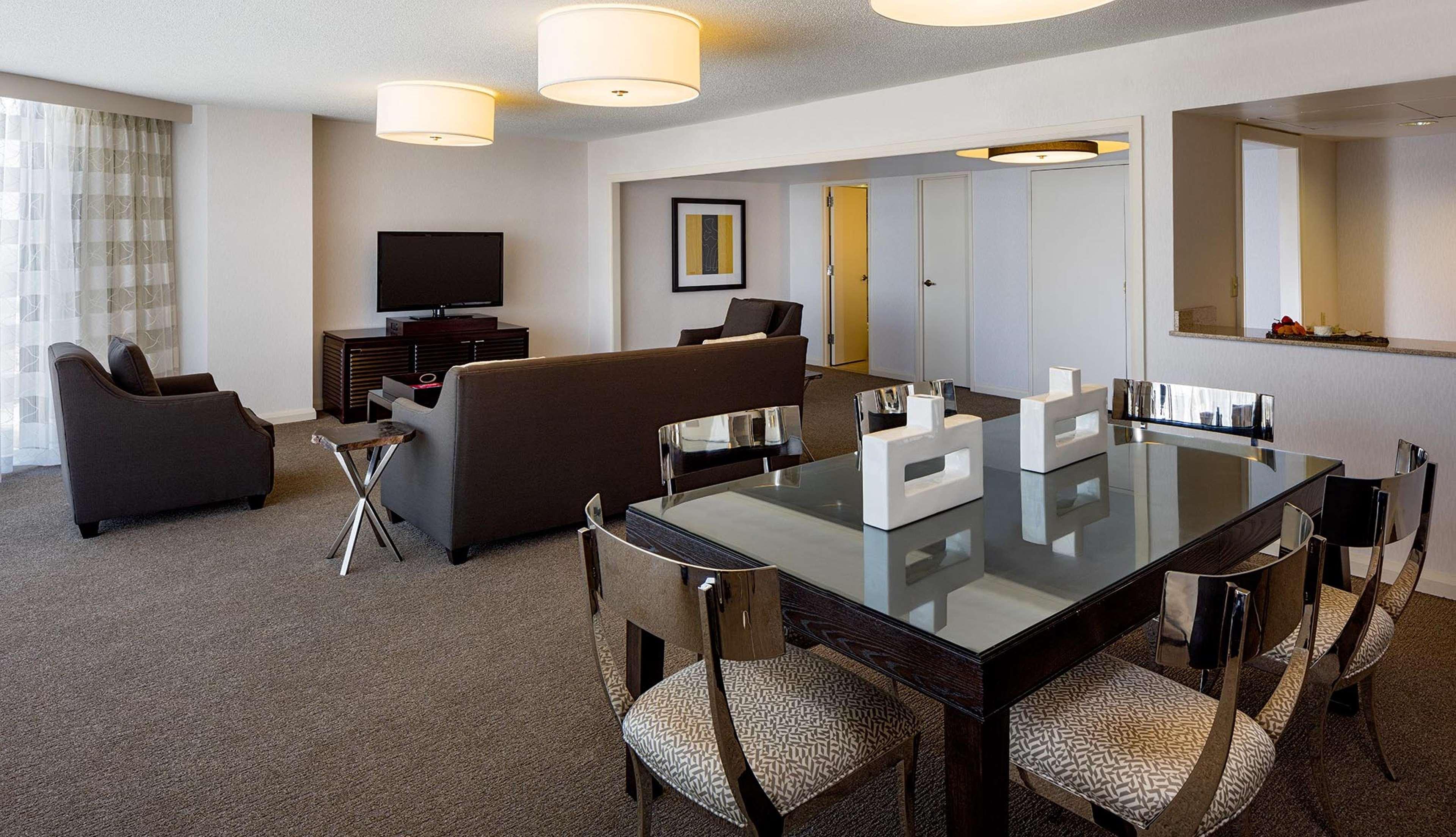 Doubletree By Hilton Hotel Houston Greenway Plaza Bagian luar foto