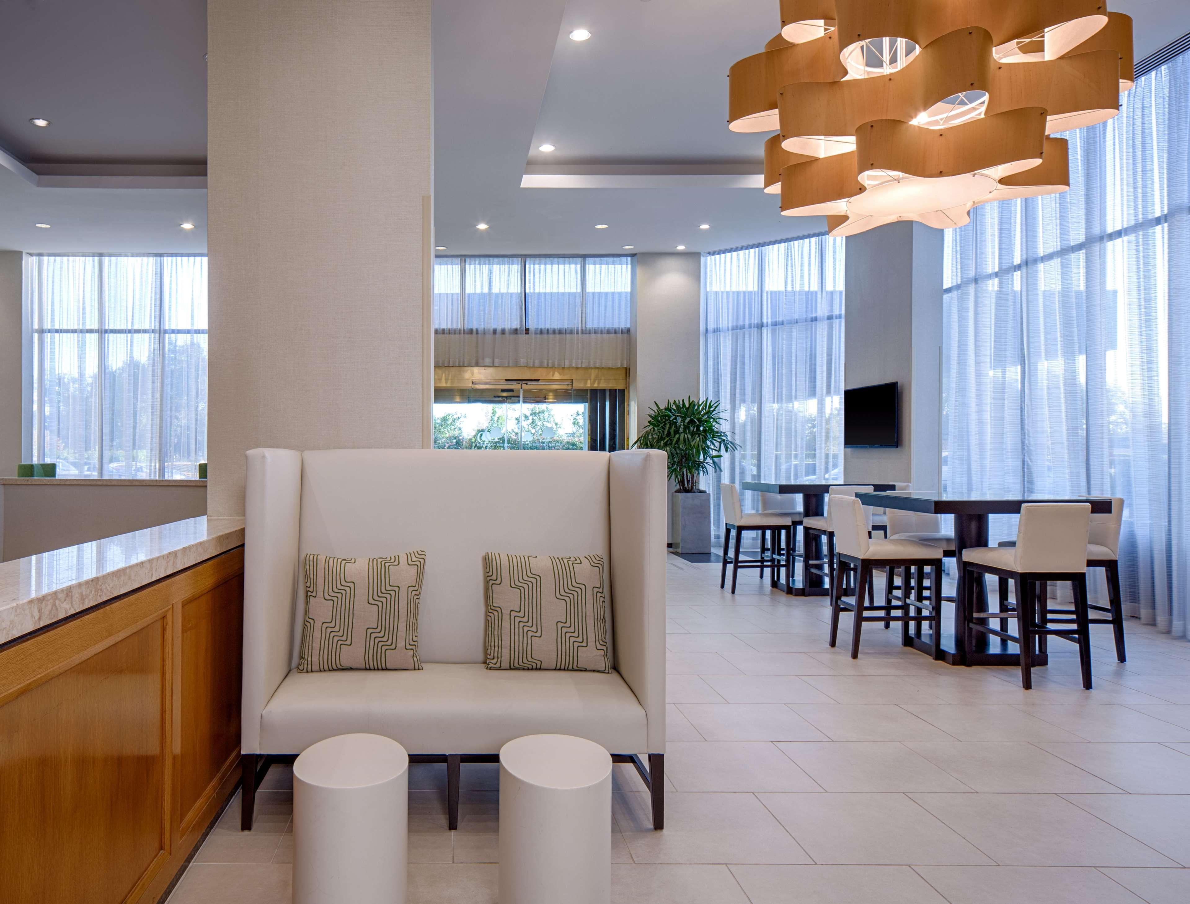 Doubletree By Hilton Hotel Houston Greenway Plaza Bagian luar foto
