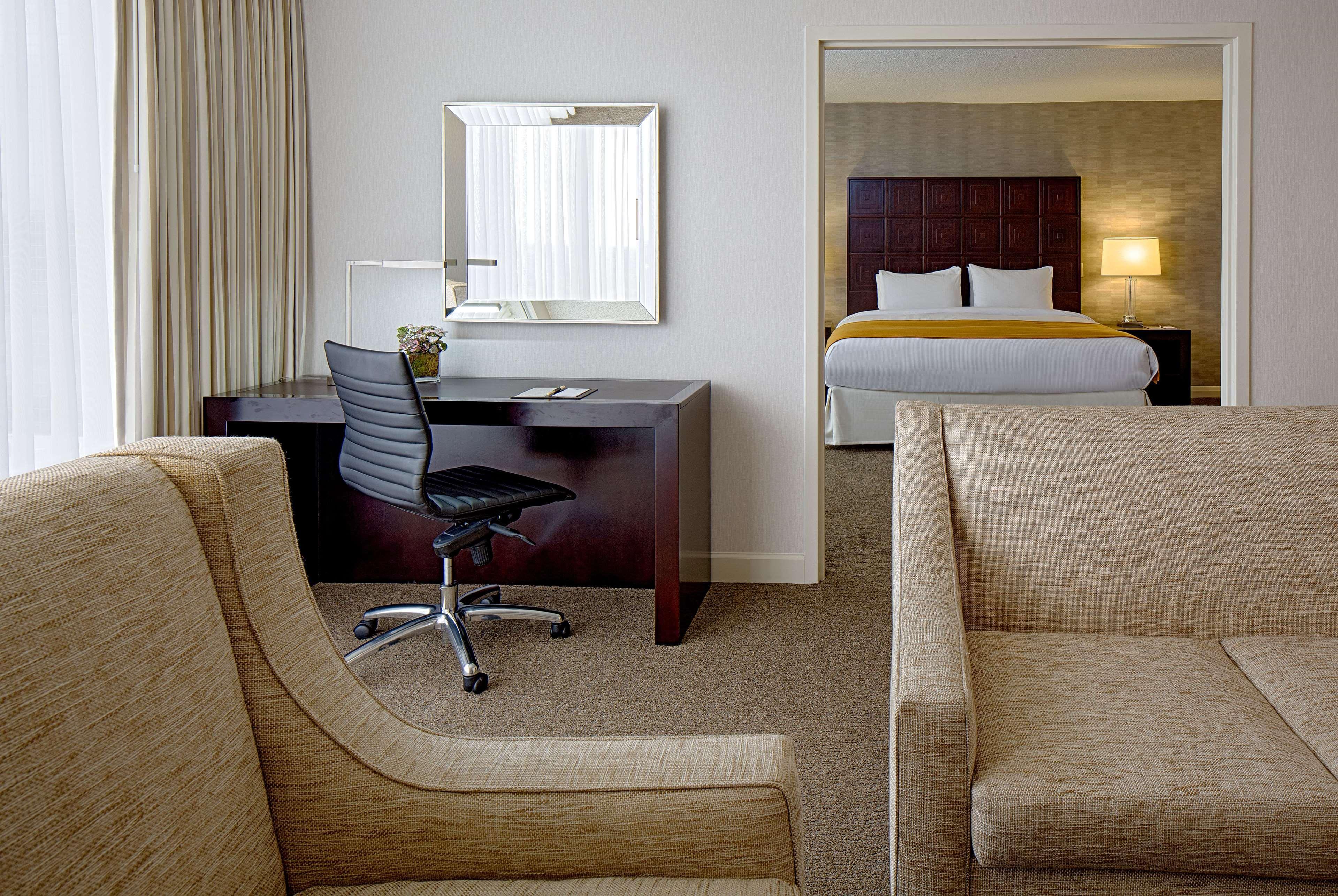 Doubletree By Hilton Hotel Houston Greenway Plaza Bagian luar foto