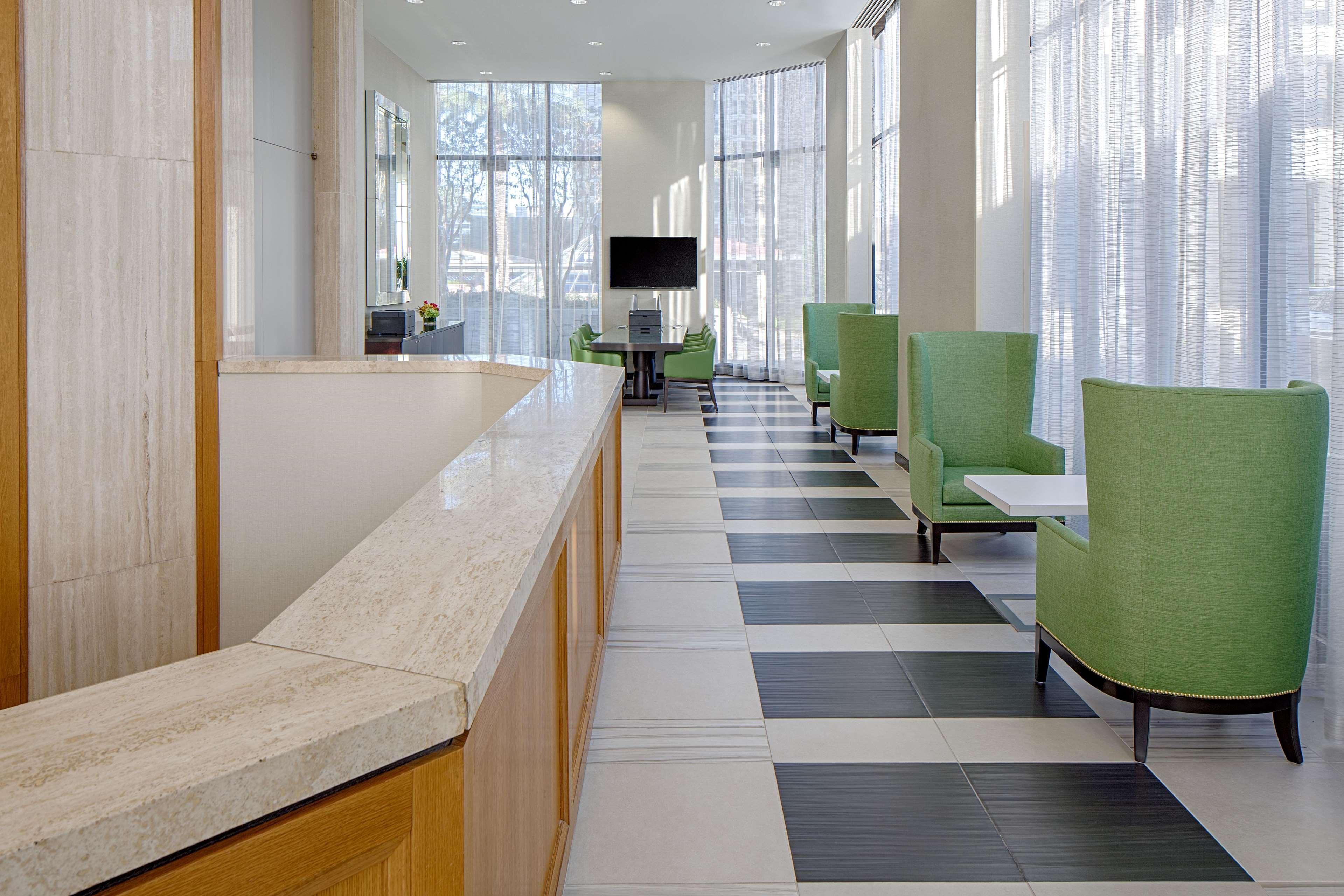 Doubletree By Hilton Hotel Houston Greenway Plaza Bagian luar foto