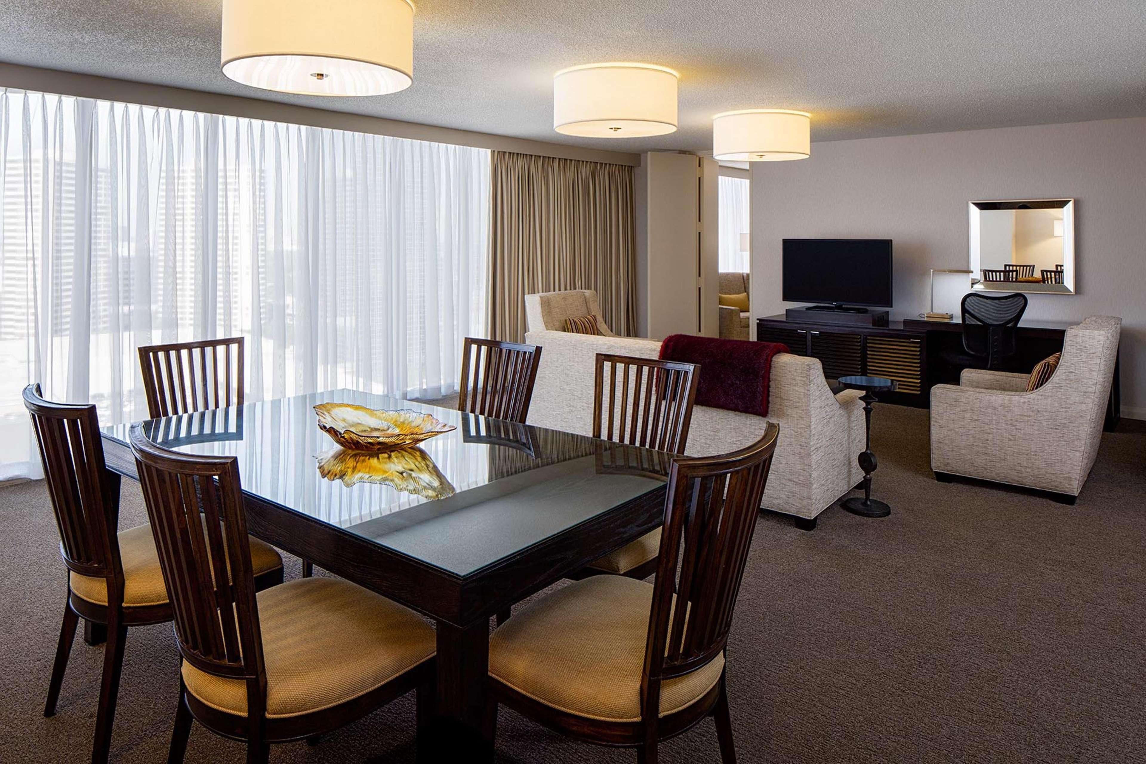 Doubletree By Hilton Hotel Houston Greenway Plaza Bagian luar foto
