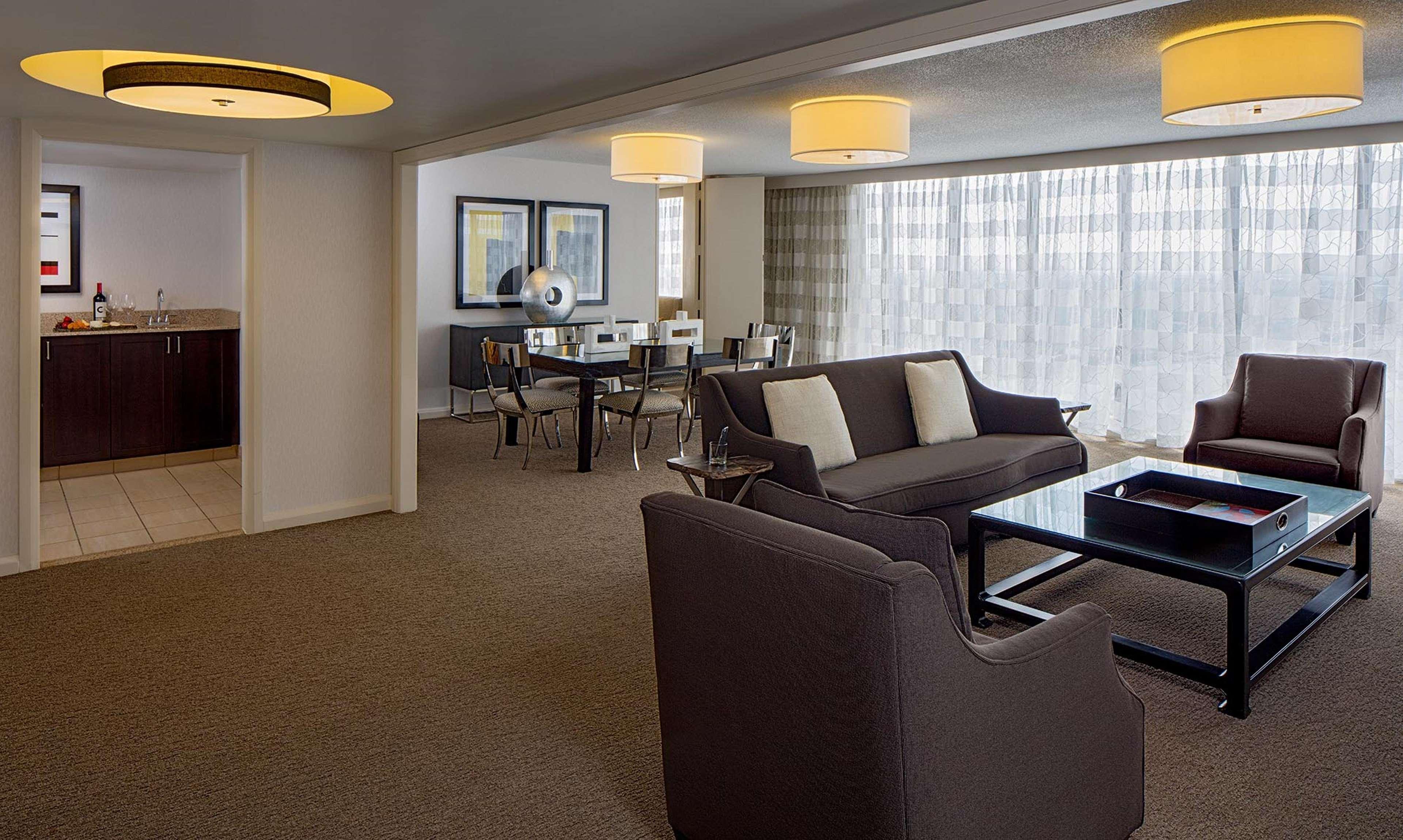 Doubletree By Hilton Hotel Houston Greenway Plaza Bagian luar foto