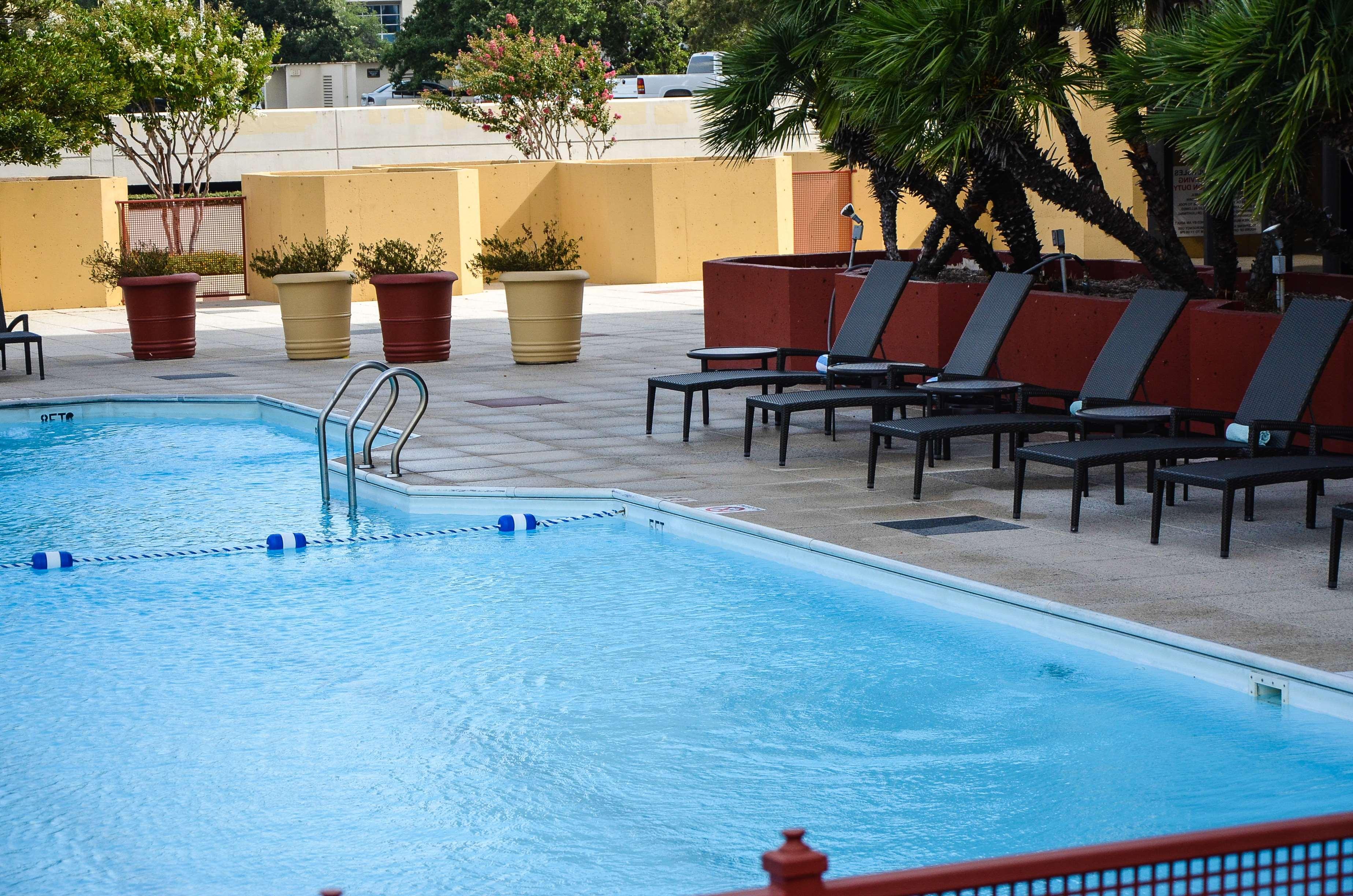 Doubletree By Hilton Hotel Houston Greenway Plaza Bagian luar foto