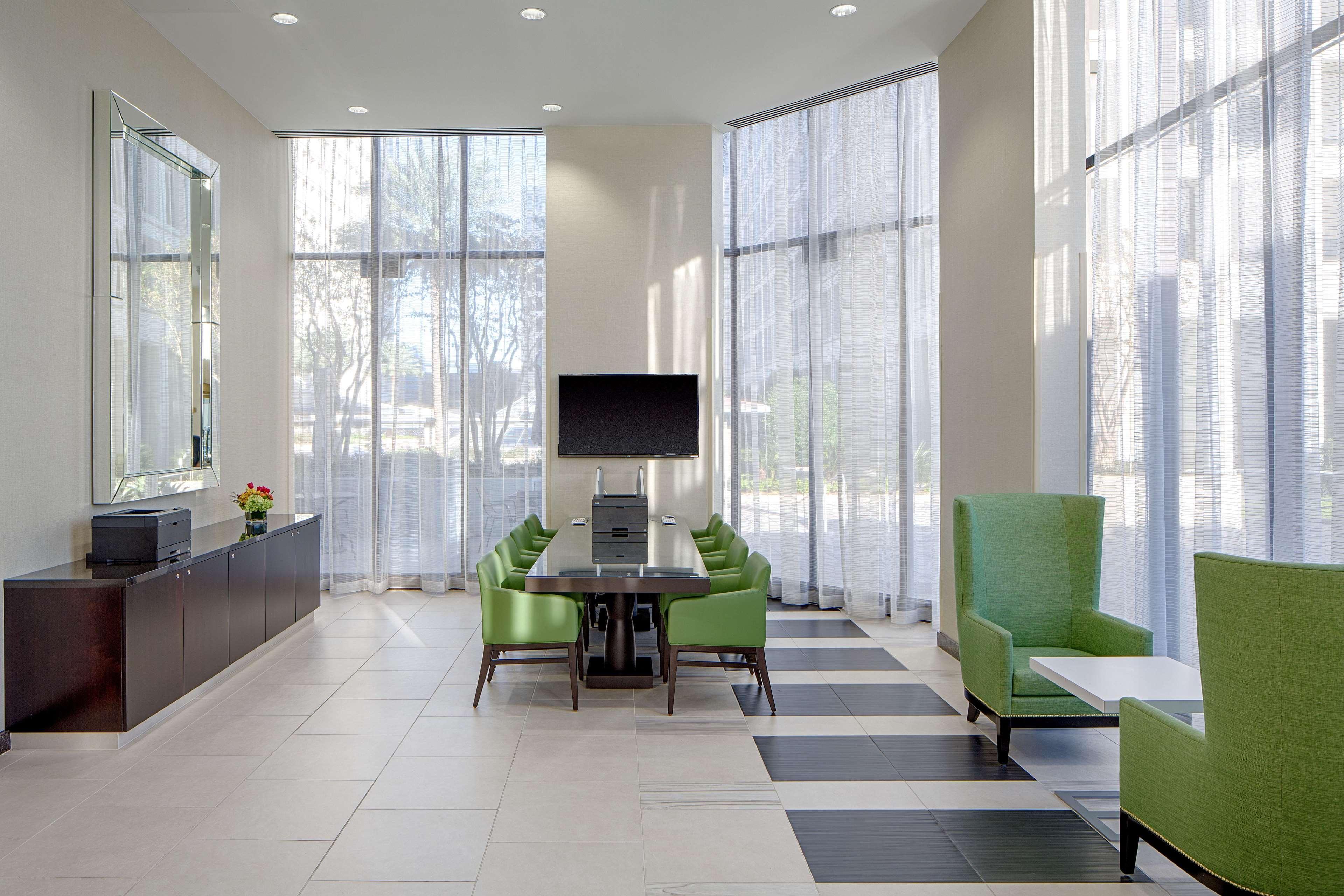 Doubletree By Hilton Hotel Houston Greenway Plaza Bagian luar foto