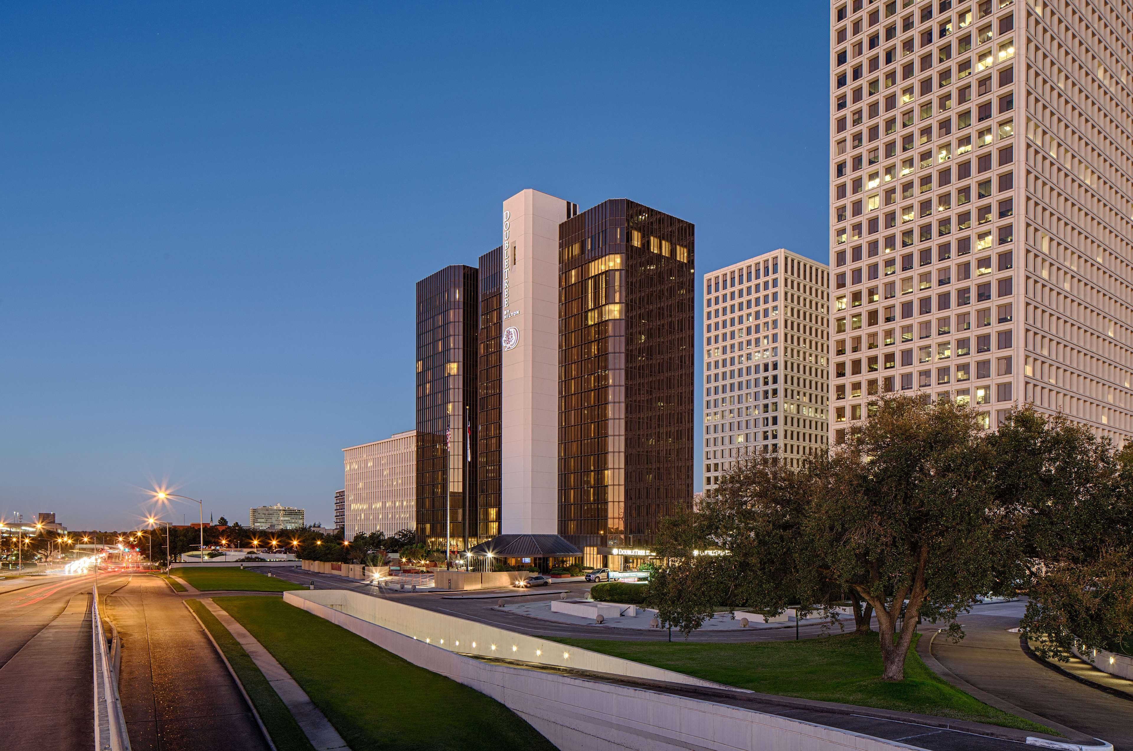 Doubletree By Hilton Hotel Houston Greenway Plaza Bagian luar foto