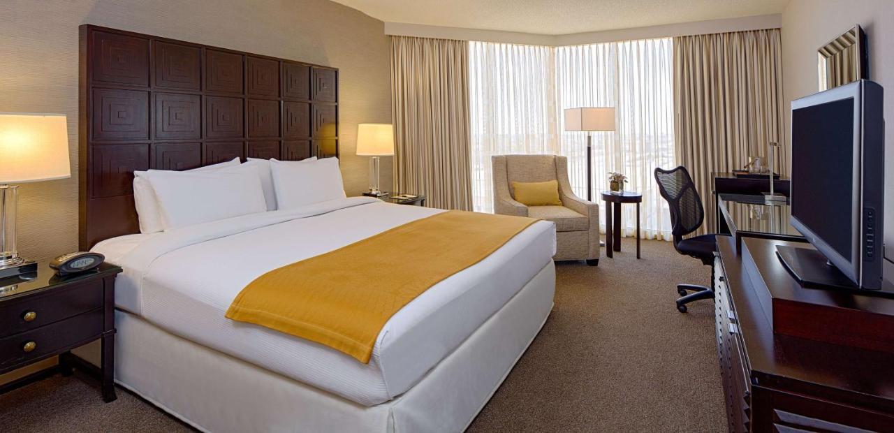 Doubletree By Hilton Hotel Houston Greenway Plaza Bagian luar foto